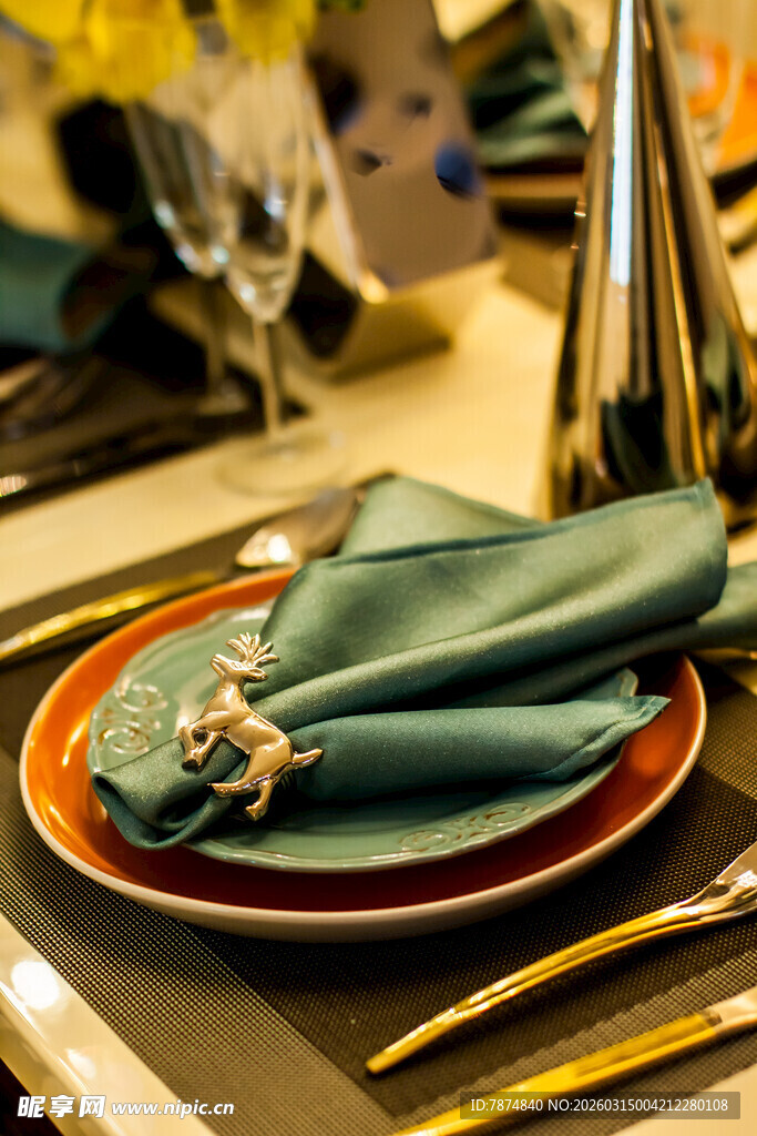 精致餐桌布置的优雅餐具