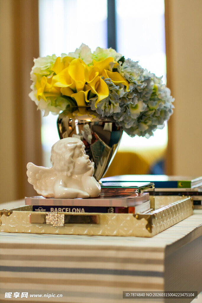 精致花瓶搭配可爱摆件