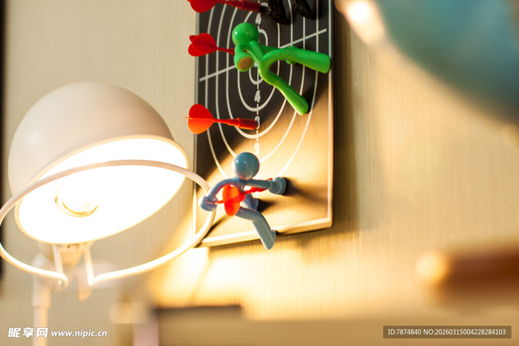 桌上台灯旁的多彩昆虫摆件