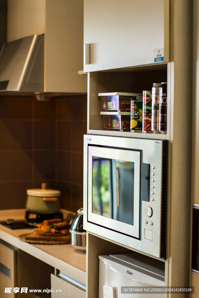 厨房一角的微波炉与橱柜