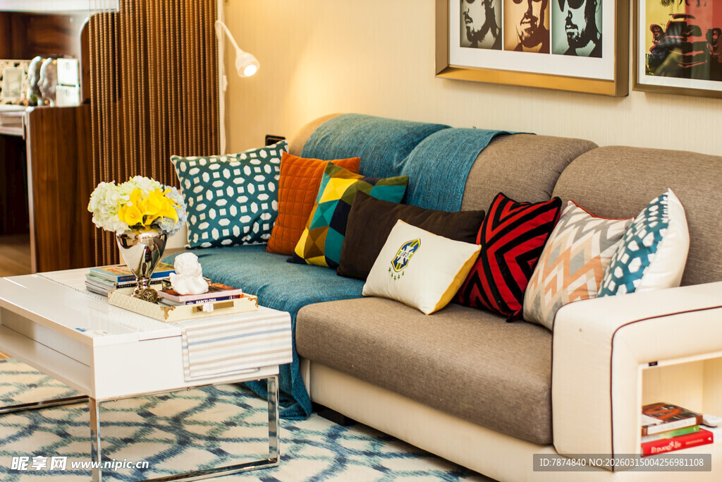 多彩抱枕装点温馨客厅