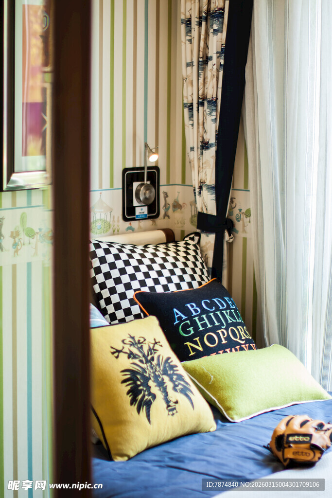 多彩条纹卧室温馨角落