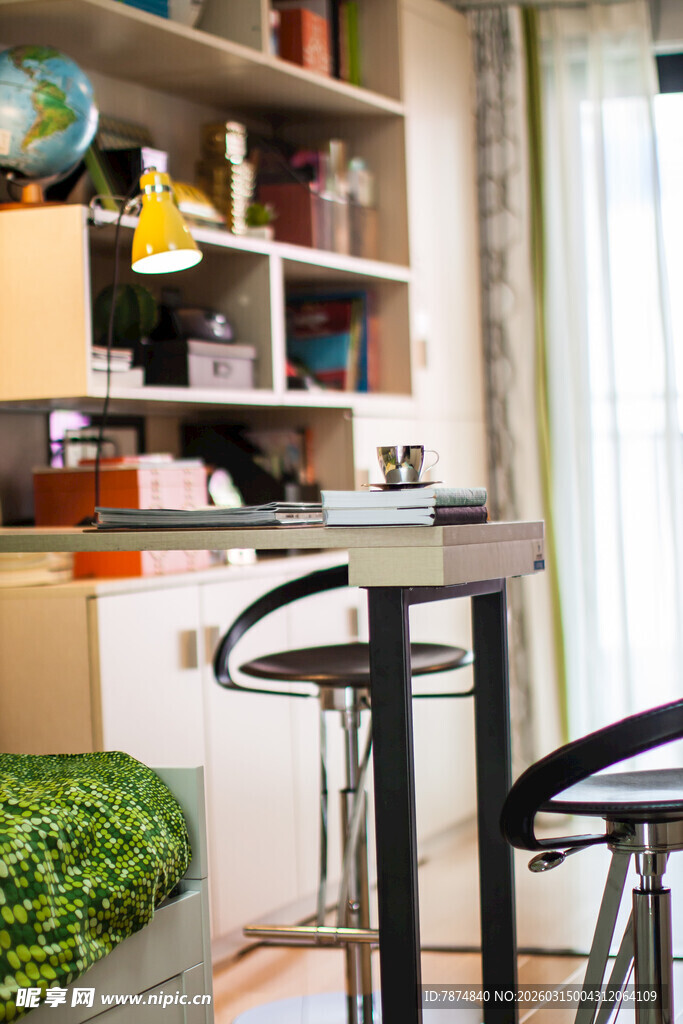 简约风书桌书房一角