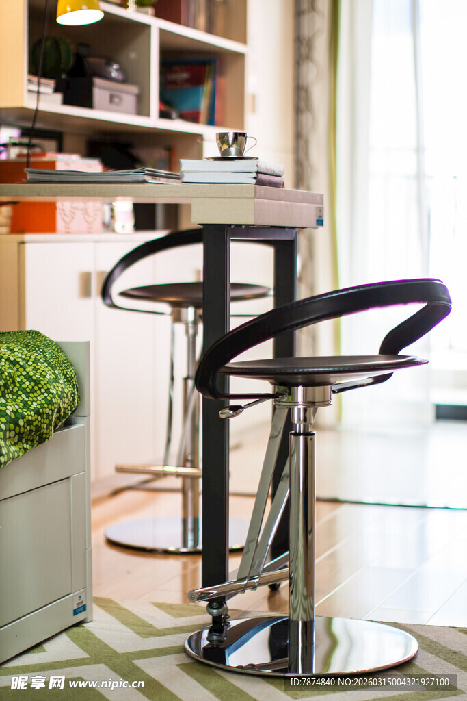 现代简约风格吧台高脚凳