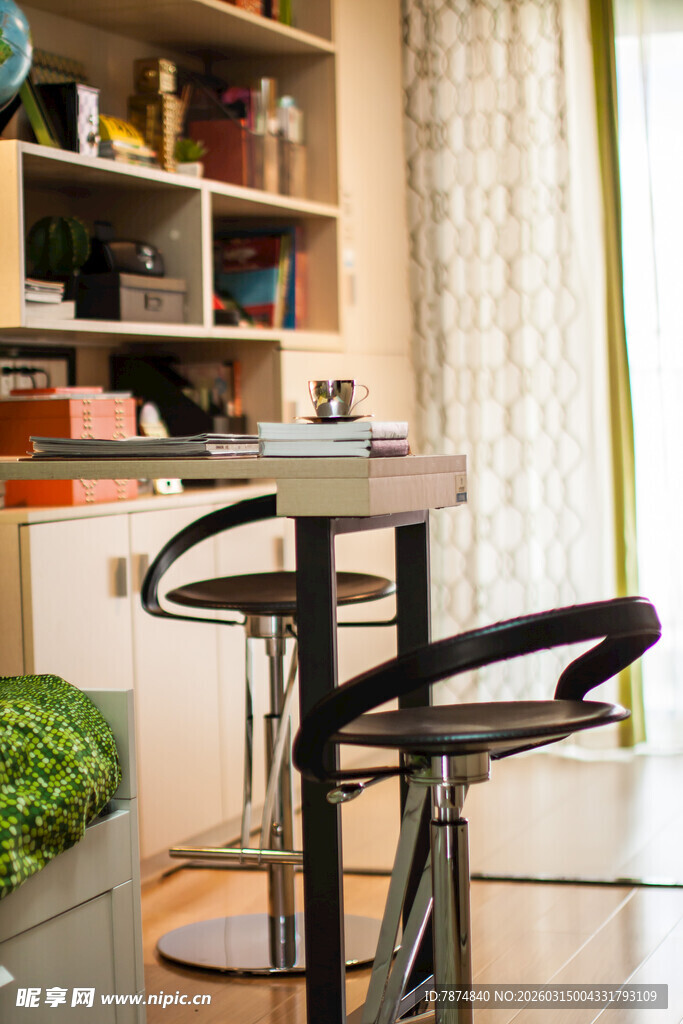 简约书房的时尚桌椅组合