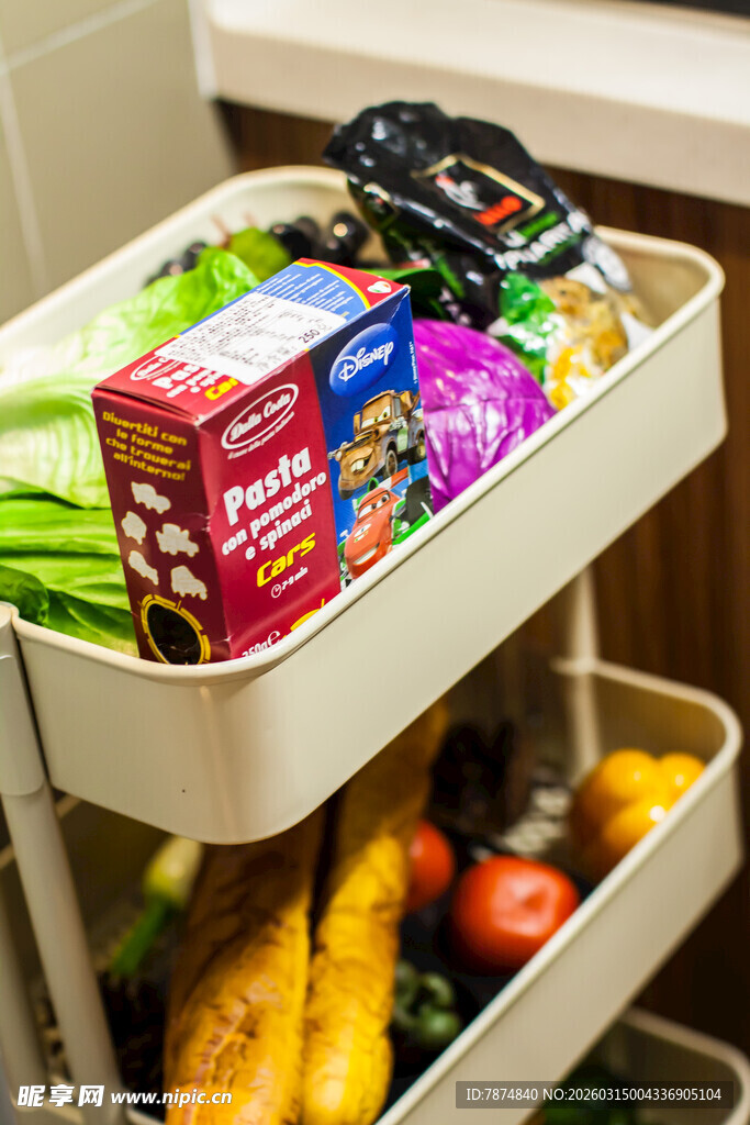 冰箱储物格内的多样食材