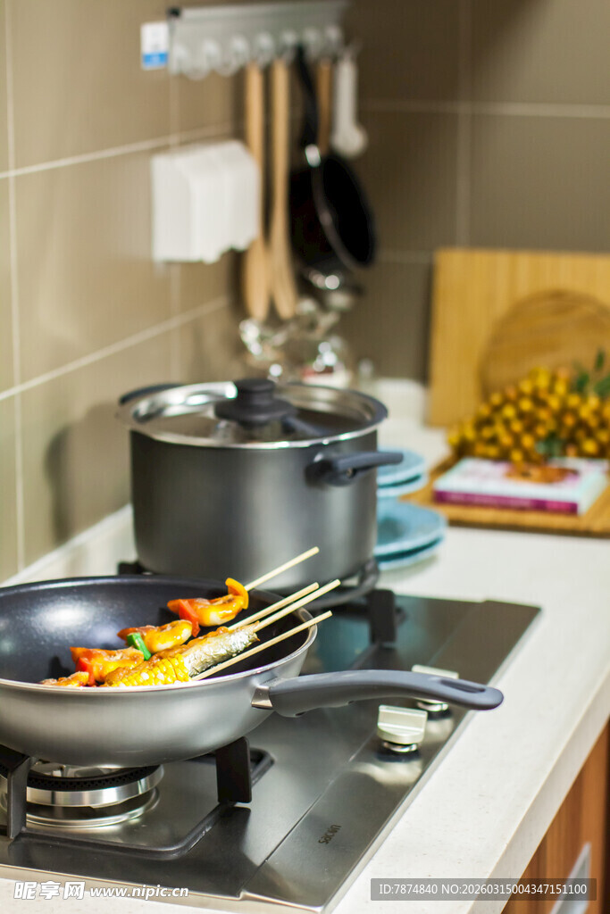 厨房中烹饪的多彩食材