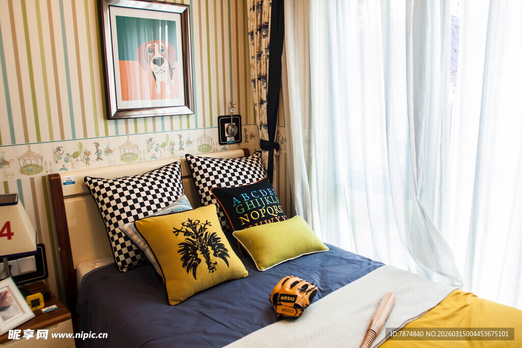 温馨卧室一角 多彩软装搭配