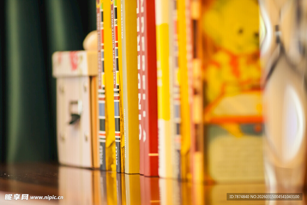 书架上的多彩书籍