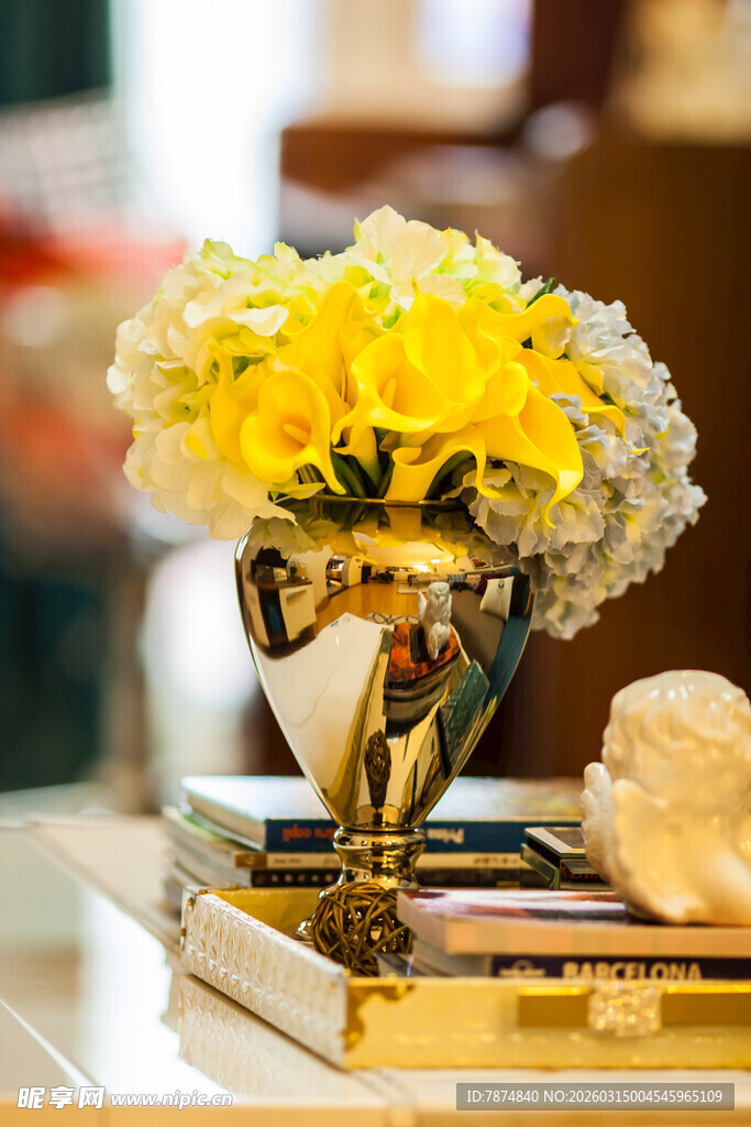 金色花瓶中的黄白鲜花