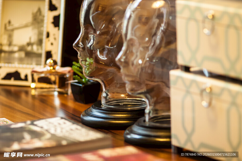 复古摆件展示于精致桌面