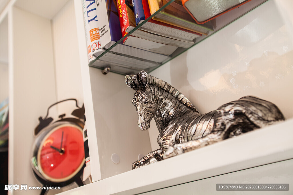书架上的摆件与闹钟