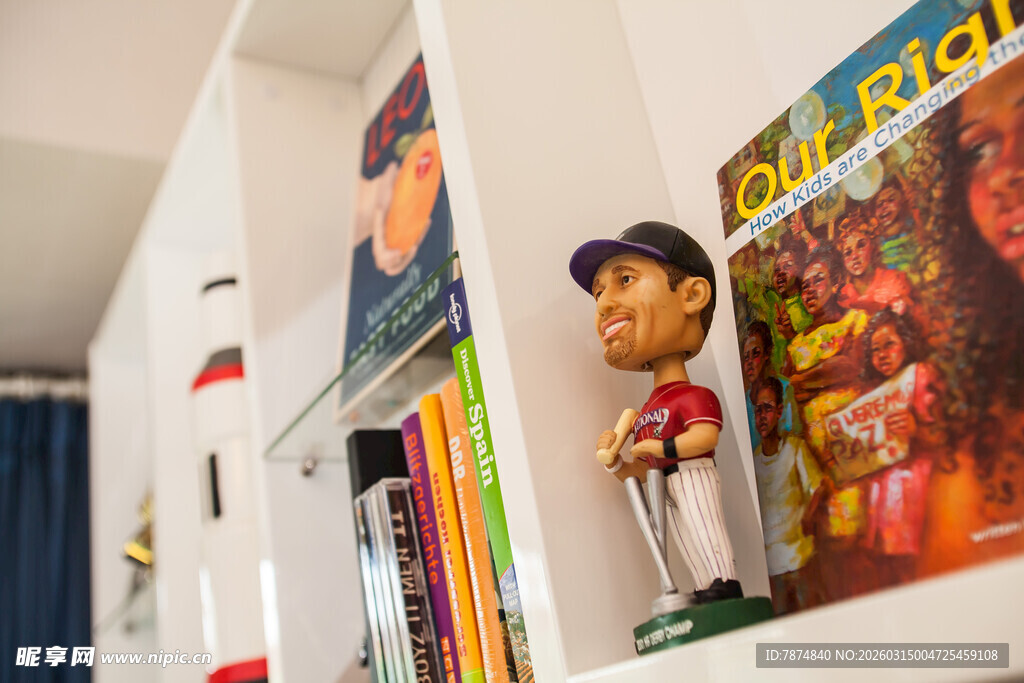 书架上的多彩玩偶与书籍