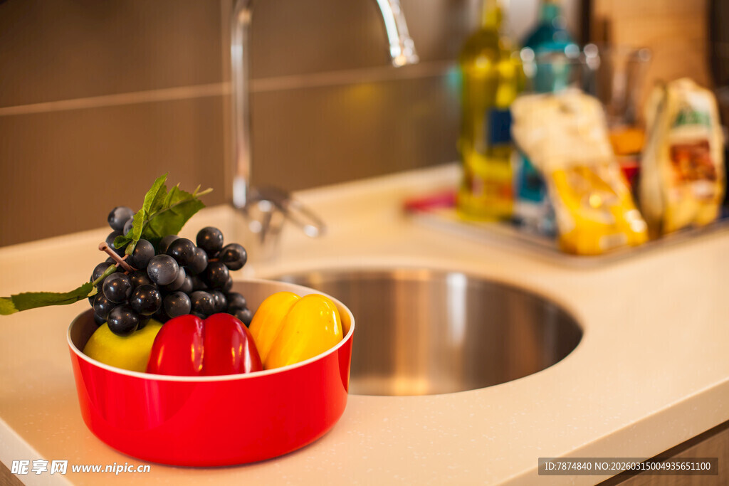 厨房水槽边的多彩水果碗