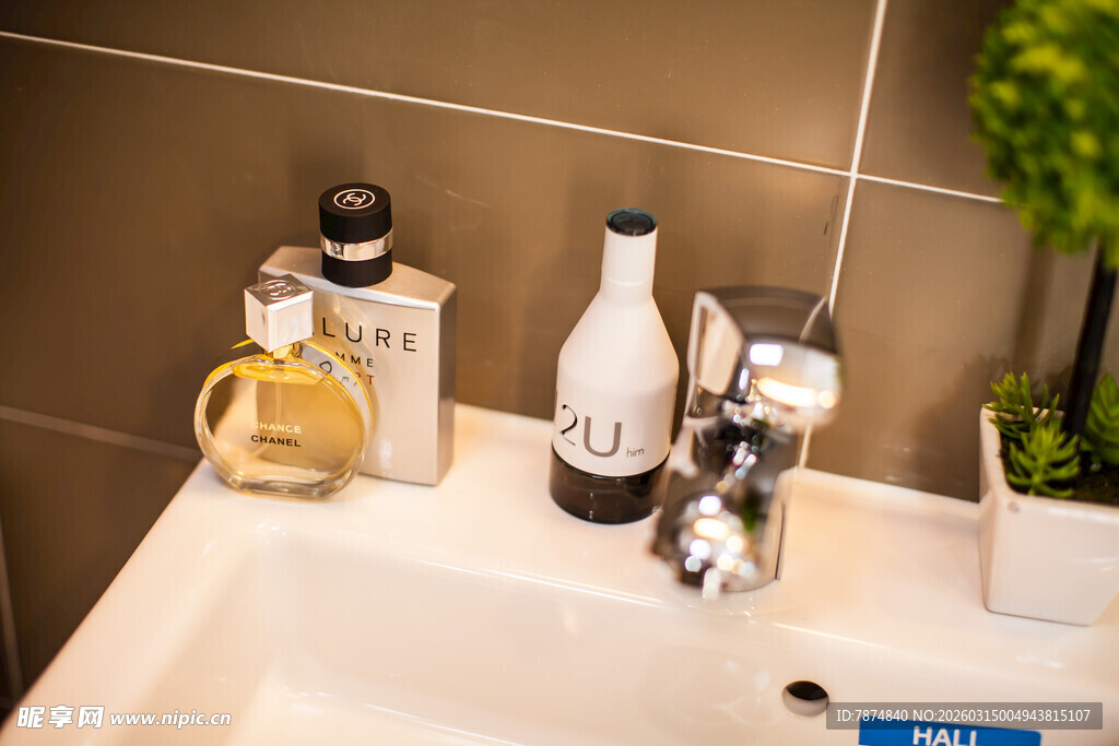 洗手台上的精致香水瓶