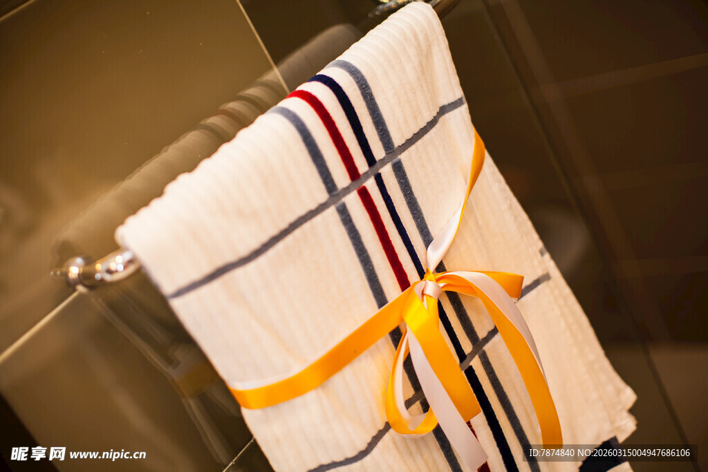 条纹毛巾配黄色系带装饰