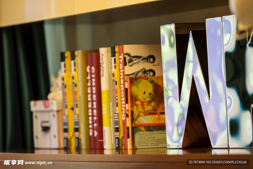 书架上的多彩书籍