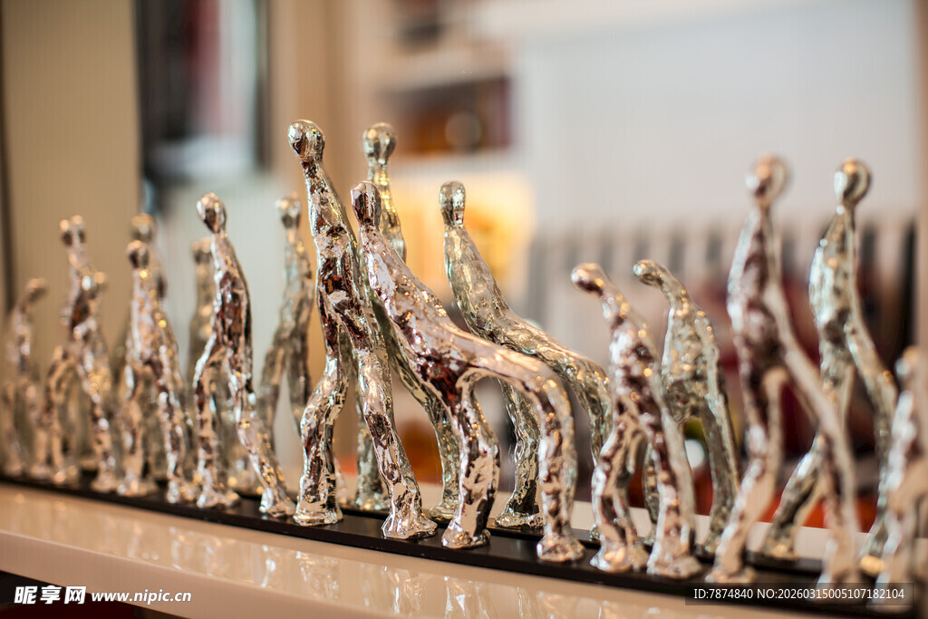 一排金属长颈鹿摆件