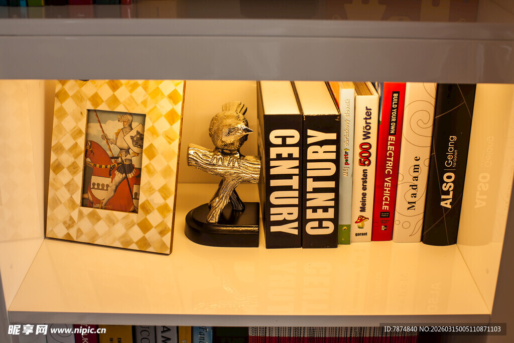 书架上的书籍与摆件