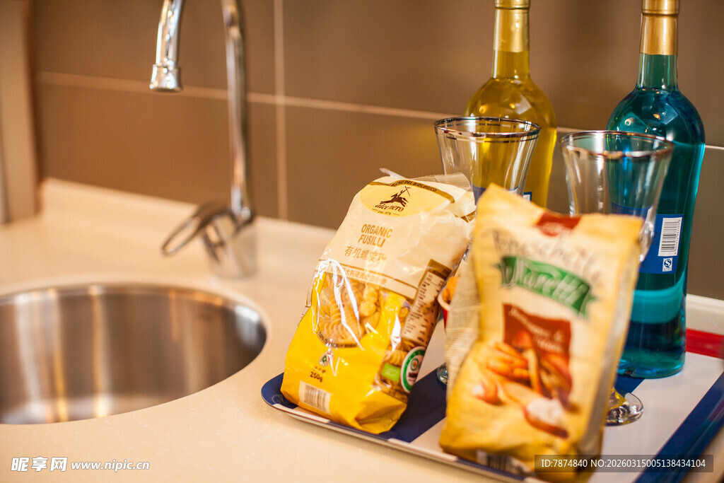 厨房中的意面及瓶装调料