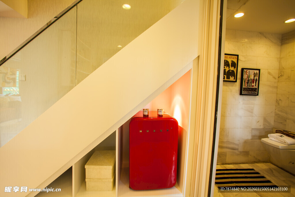室内楼梯旁的红色灭火器