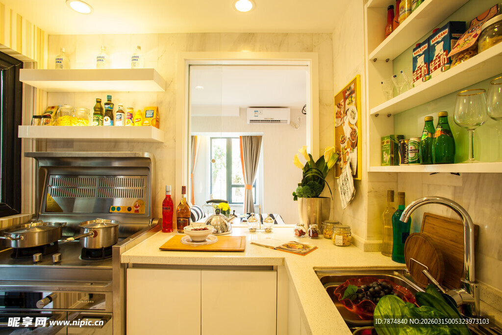 温馨明亮的开放式厨房角落