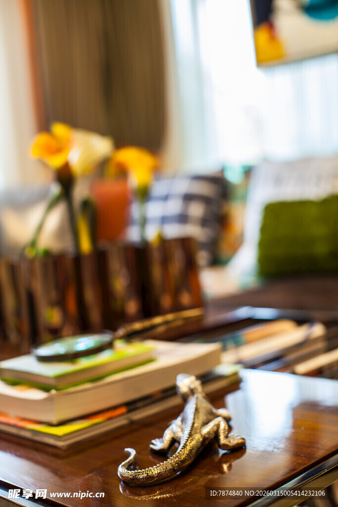 书房一角的精致摆件与书籍