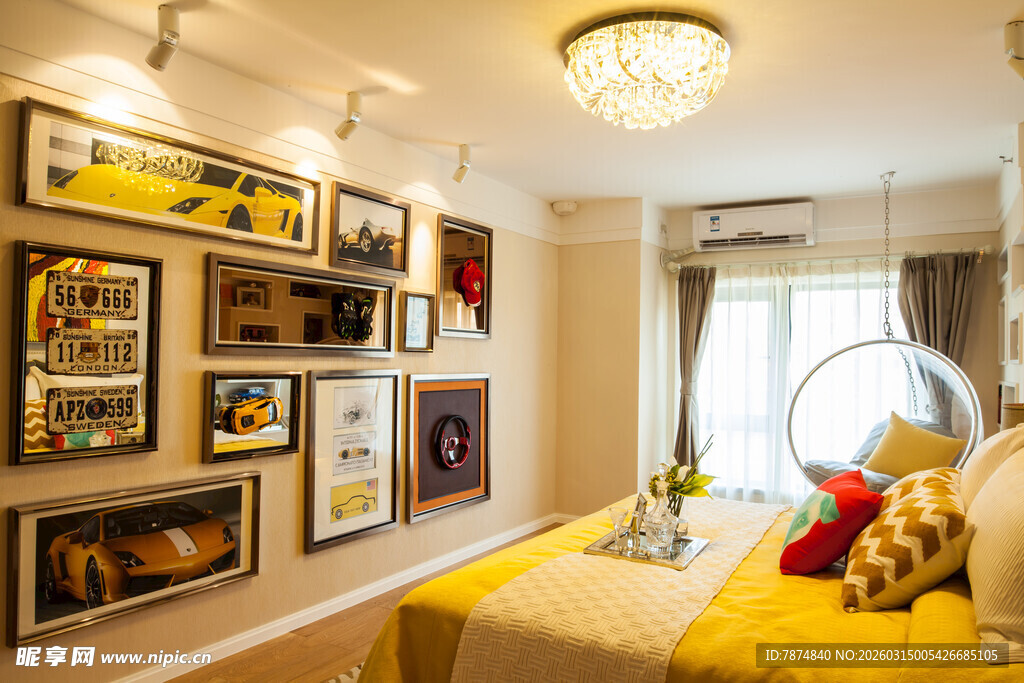 温馨卧室 艺术挂画装饰空间