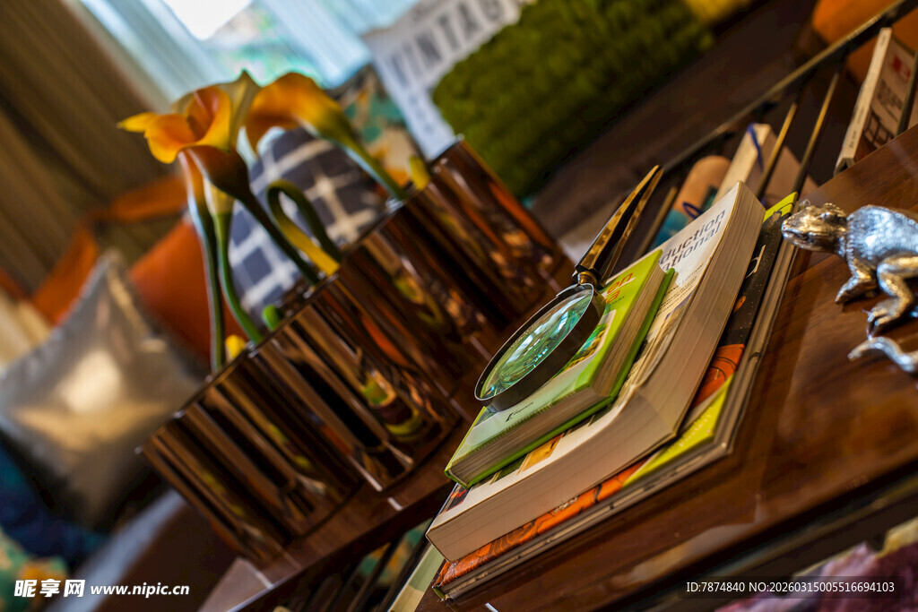 复古书架上的多样物品