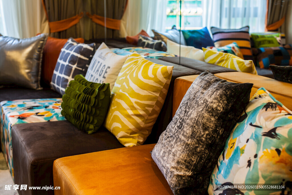 多彩抱枕装点舒适沙发