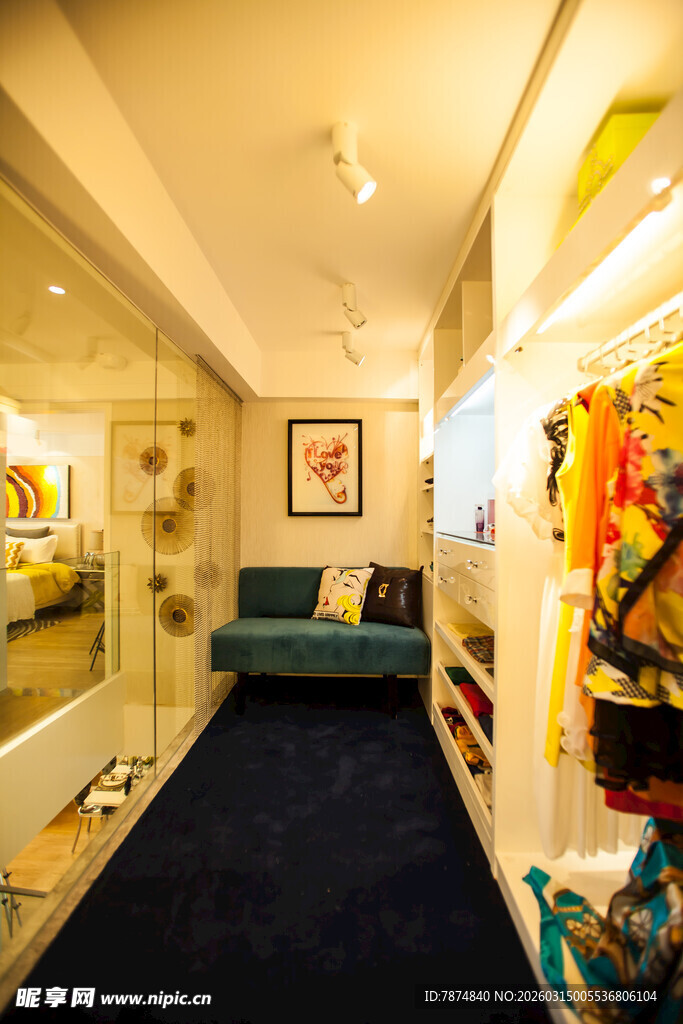 时尚服装店的精致内部空间