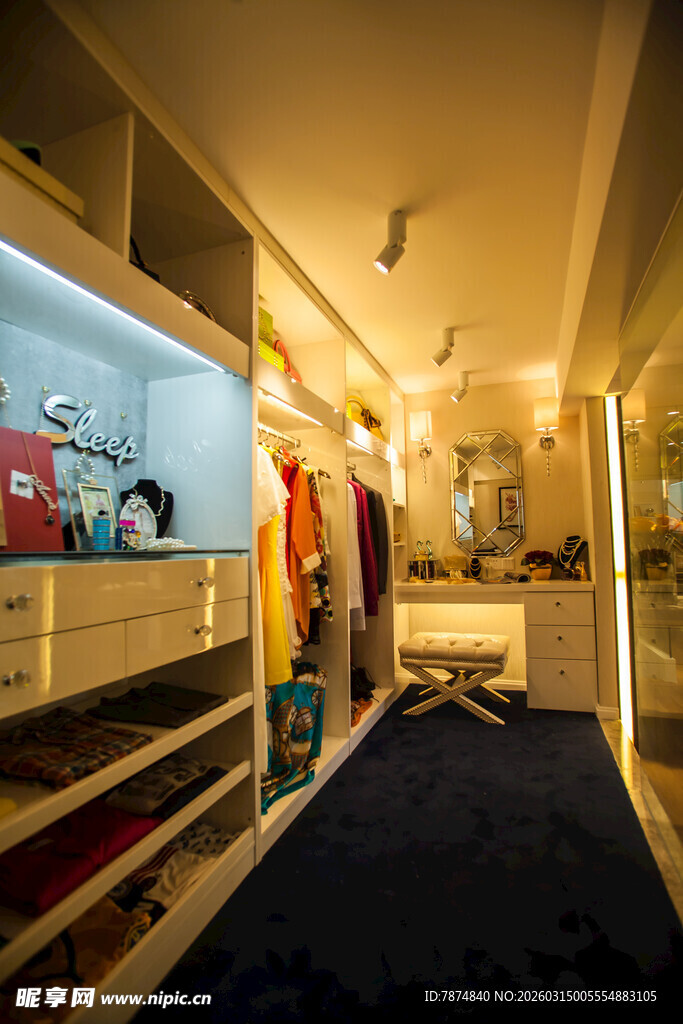 温馨明亮的家居衣帽间一角