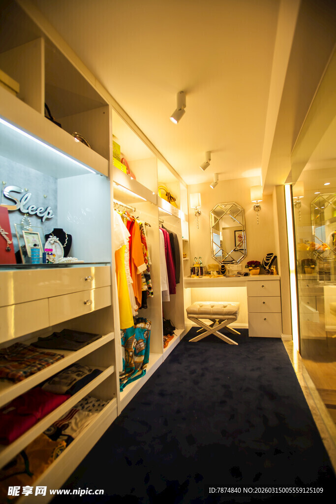 温馨现代风家庭衣帽间一角