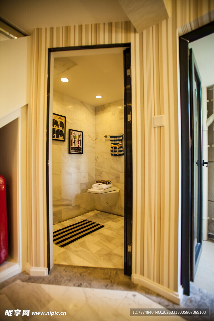 室内过道门洞温馨场景