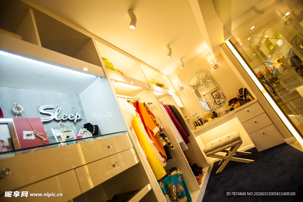 时尚服饰饰品店内景