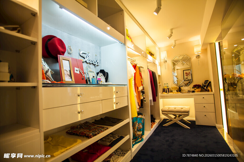 时尚温馨的家庭衣帽间