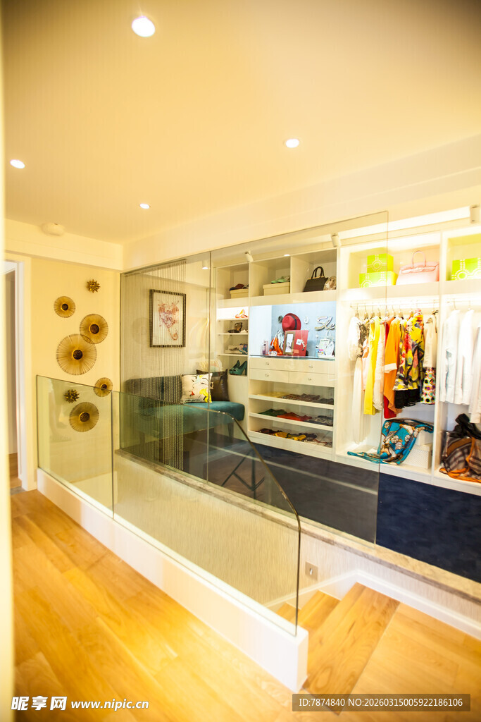 温馨明亮的家居室内一角