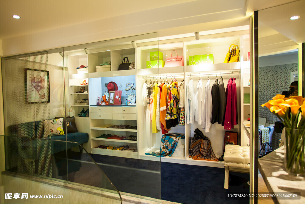 时尚服装店内部陈列展示