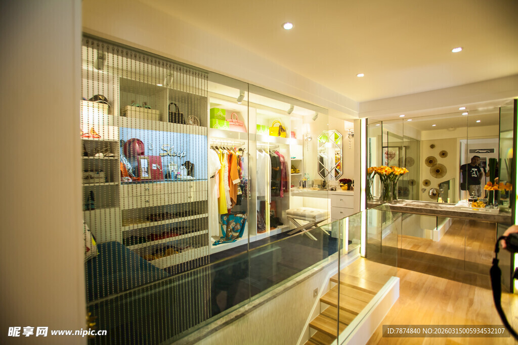 时尚店铺内部陈列展示