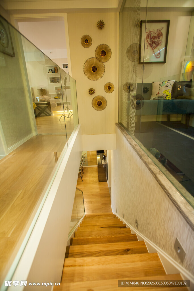 温馨木质楼梯家居一角