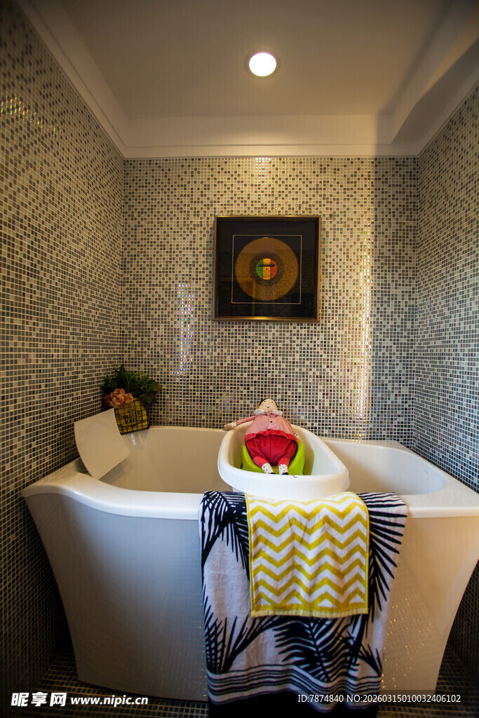 舒适现代风格的浴缸角落