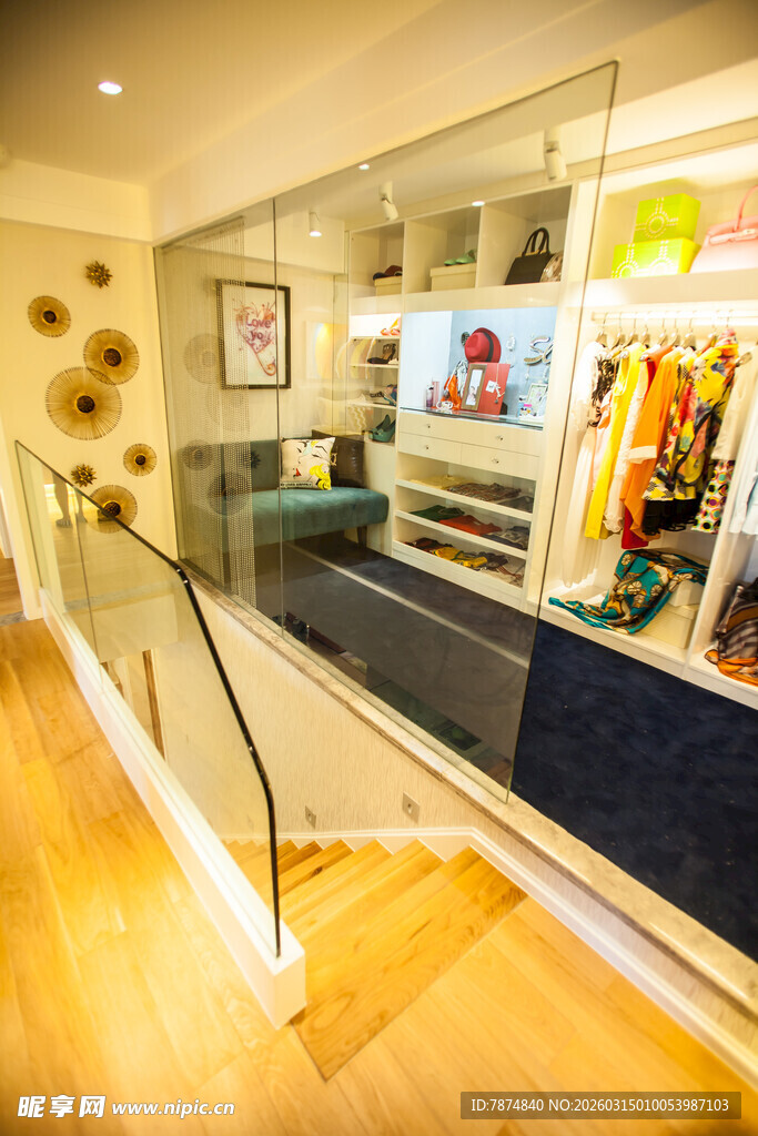 时尚服装店内部优雅布局