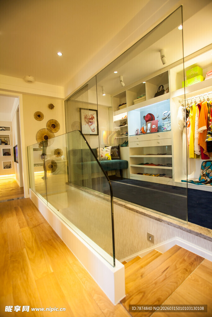 现代玻璃护栏的室内楼梯