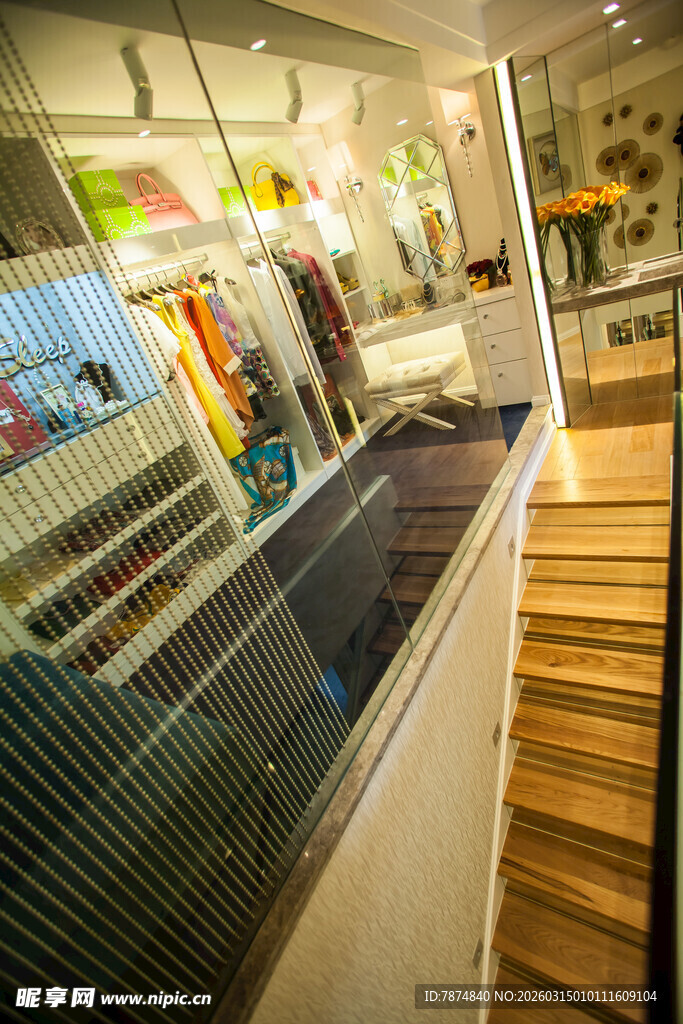 商场内部的自动扶梯场景