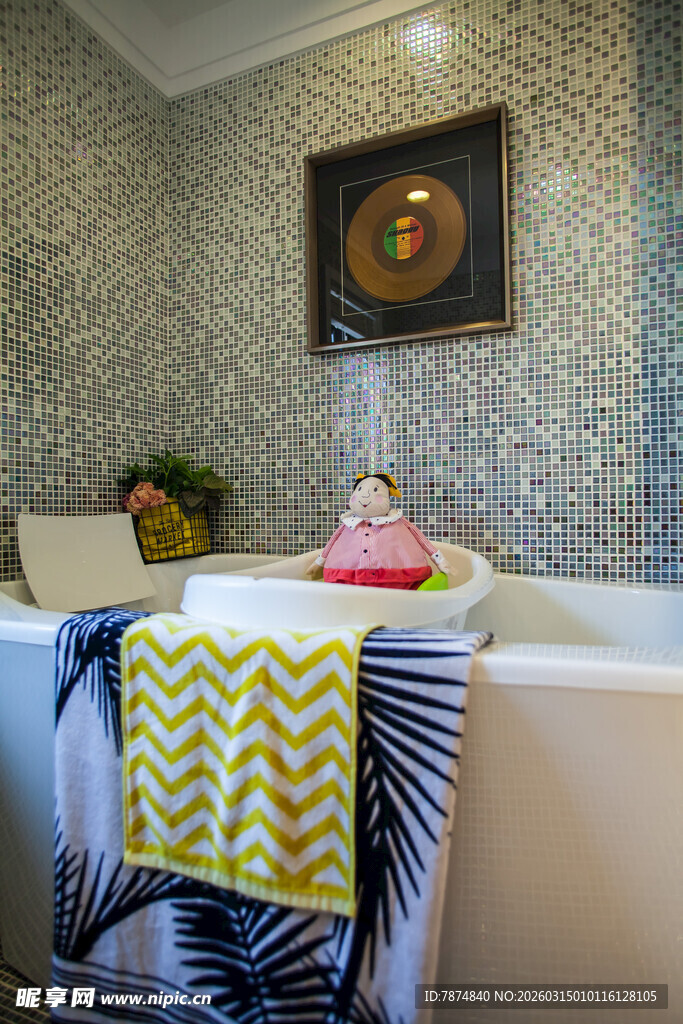 温馨浴室一角的可爱布置