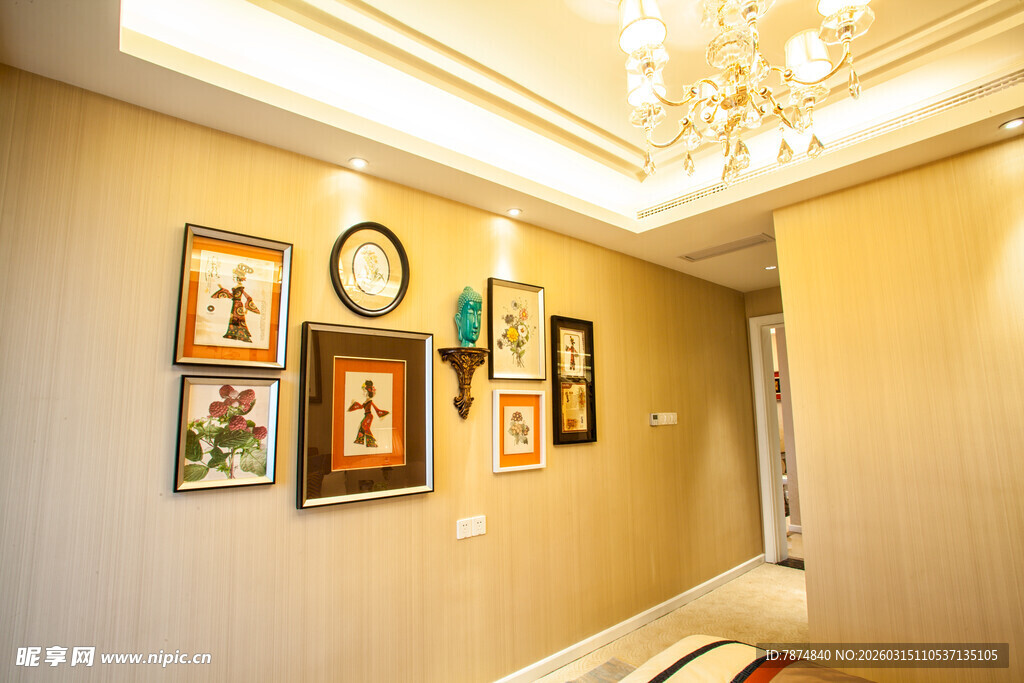 温馨走廊装饰挂画与吊灯