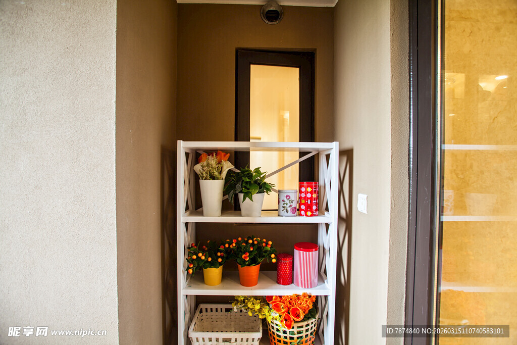 室内角落的多层置物架