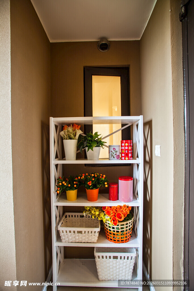 室内角落置物架摆放场景