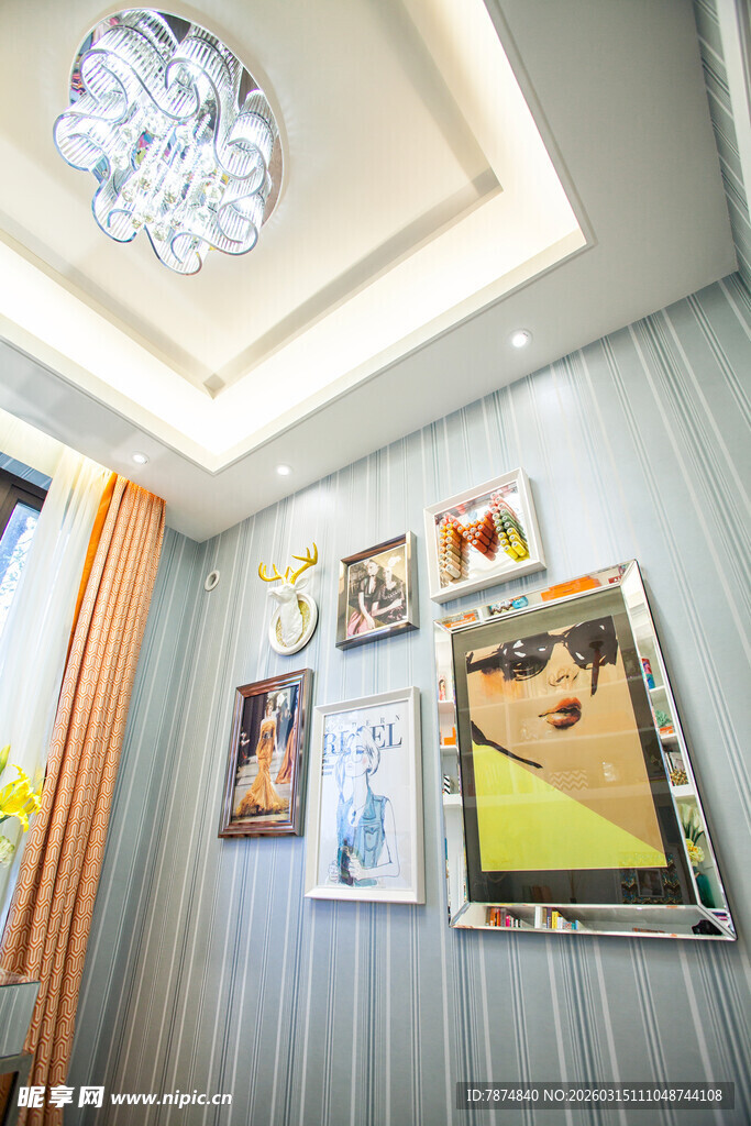 室内墙面上的多彩挂画
