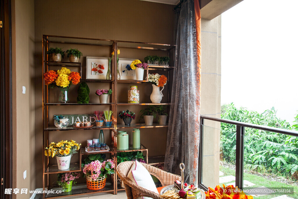 温馨阳台角落绿植小天地